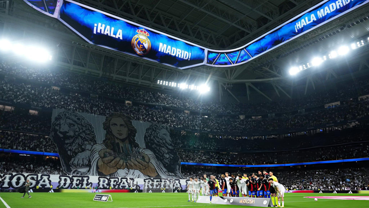 Real Madrid Honors Former Goalkeeping Coach Silvino Louro Before Derby