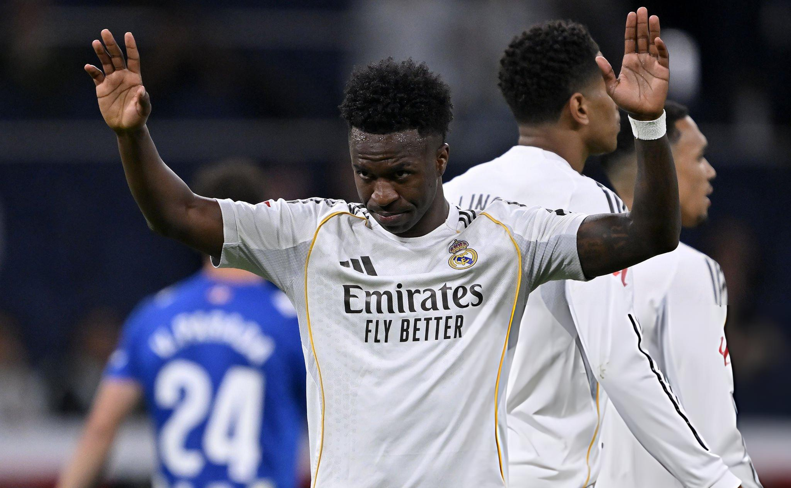 No Celebrations, Just Apologies: Vinícius Jr.’s Sincere Gesture to the Bernabéu 2 No Celebrations, Just Apologies: Vinícius Jr.’s Sincere Gesture to the Bernabéu